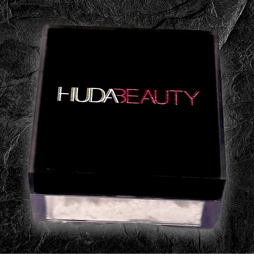 HUDA BEAUTY easy bake loose baking & setting powder. SUGAR COOKIE
